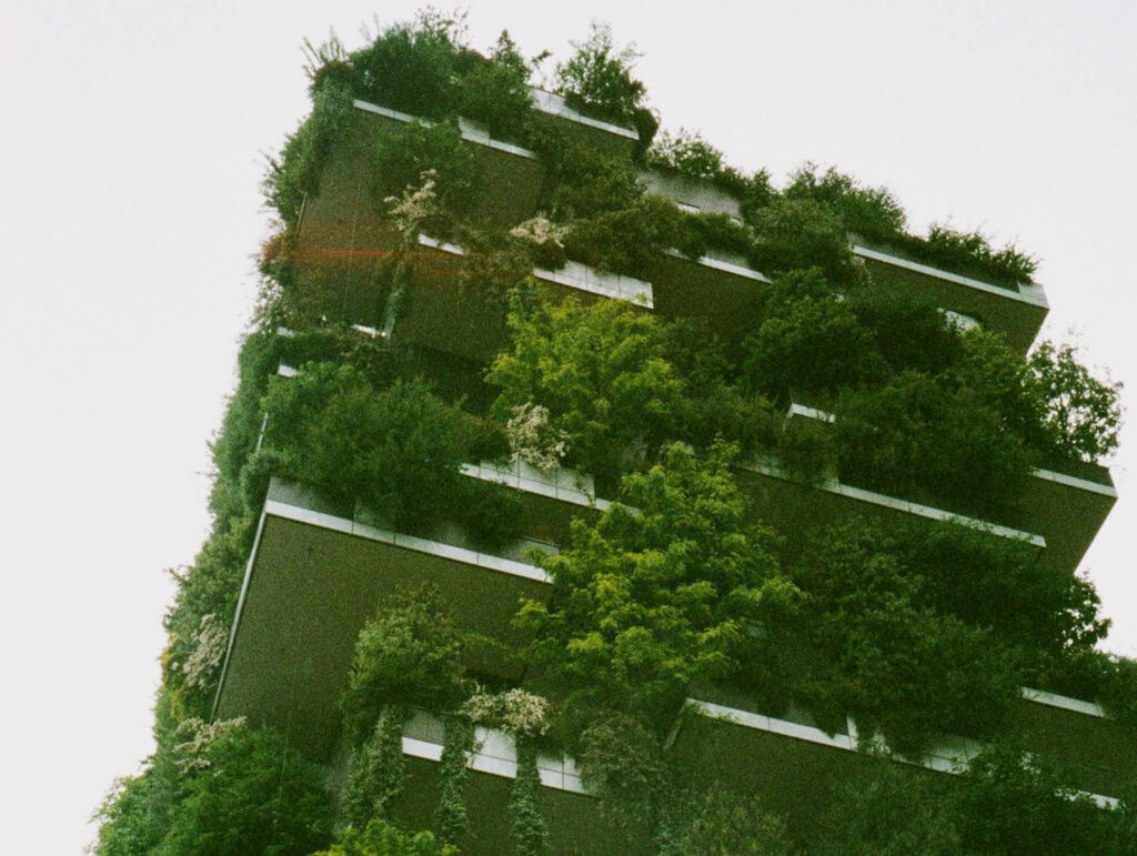 Photographie d'un immeuble couvert d'arbres illustrant un lien de renvoi vers une partie relative au droit de l'urbanisme