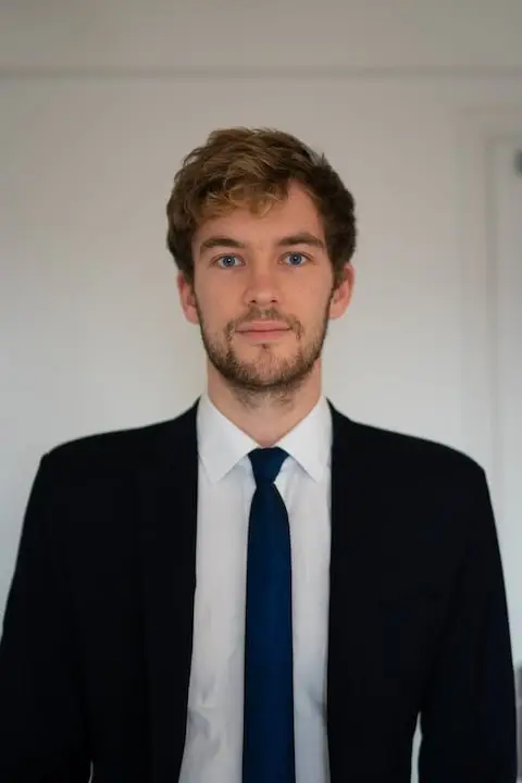 Photographie de Maître Simon Bechelen, avocat en droit public des affaires et fondateur du cabinet